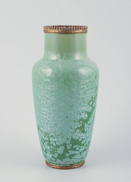 Unknown French ceramicist.
Vase of stoneware. Crystal glaze in green tones.