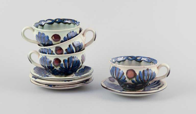 Nils Joakim Kähler for Kähler. A set of four large “Marguerite” teacups and 
saucers of glazed stoneware.