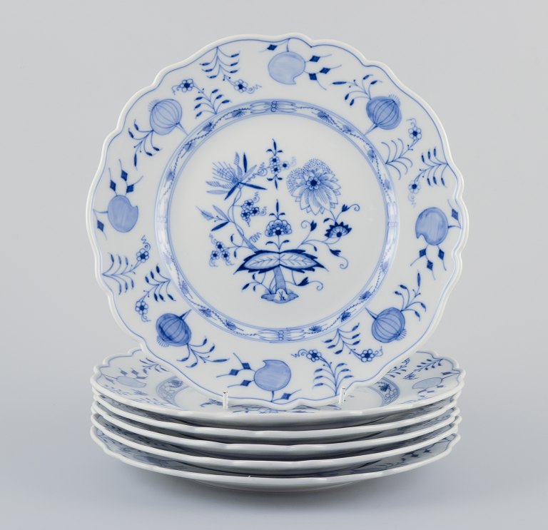 Meissen, Germany.
A set of six large Blue Onion porcelain dinner plates/cover plates.