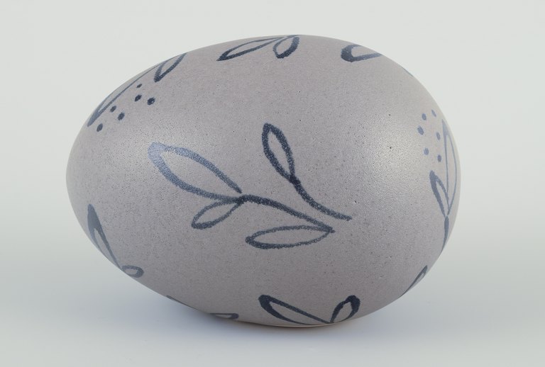 Paradis, Swedish ceramics workshop.
Unique ceramic egg.