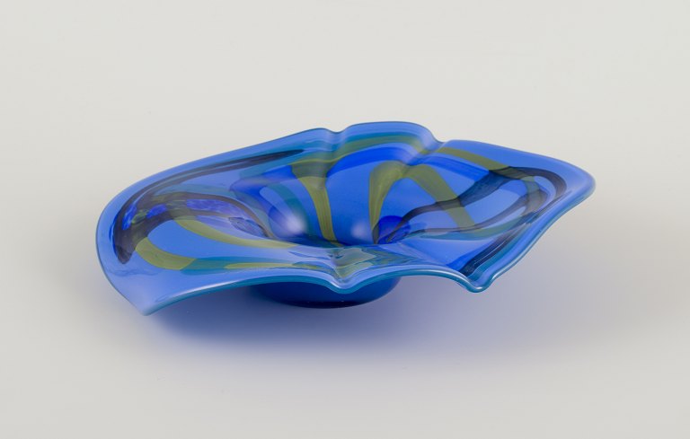 Czech glass artist.
Bowl in art glass. Organic shape.
