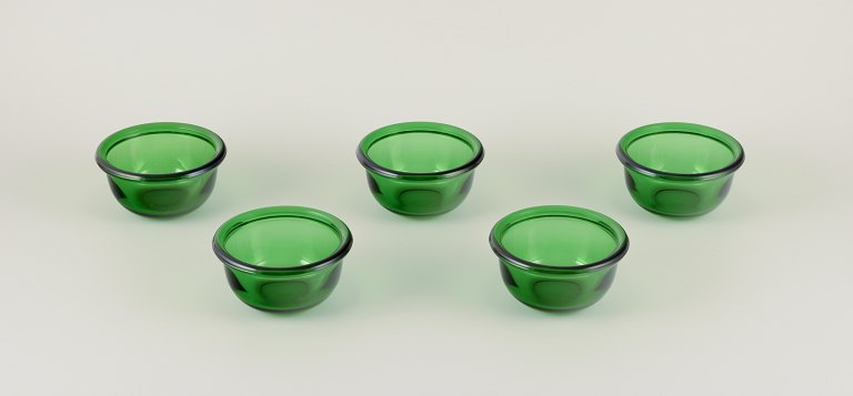 Kaj Franck, Finnish glass artist.
A set of five ‘Luna’ rinsing bowls in green art glass.