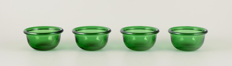 Kaj Franck for Nuutajärvi, Finnish glass artist.
A set of four ‘Luna’ rinsing bowls in green art glass.