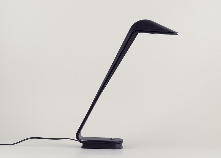 Alfred Homann for Louis Poulsen.
‘Rappe Louis’ table lamp in anodised aluminium.