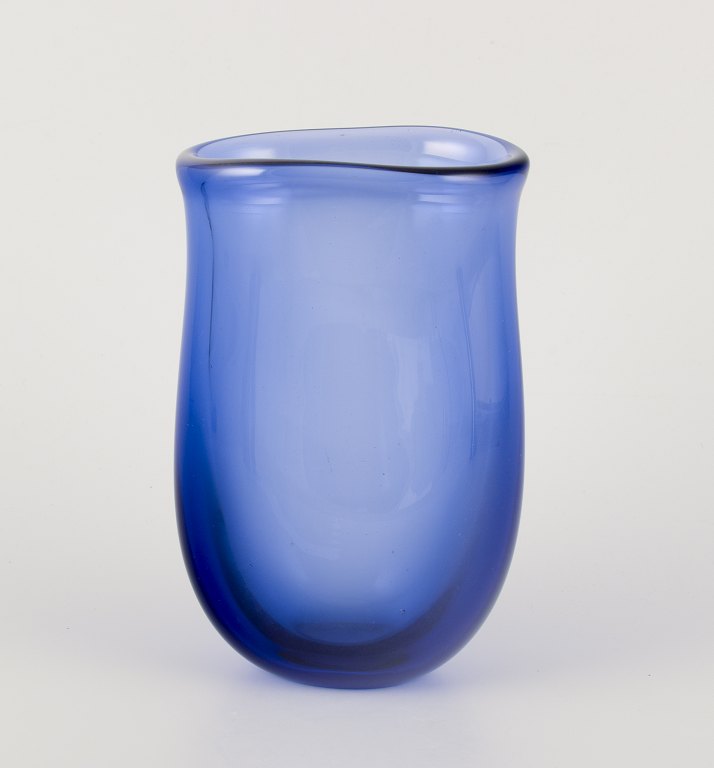 Per Lütken for Holmegaard.
Unique vase in blue art glass.