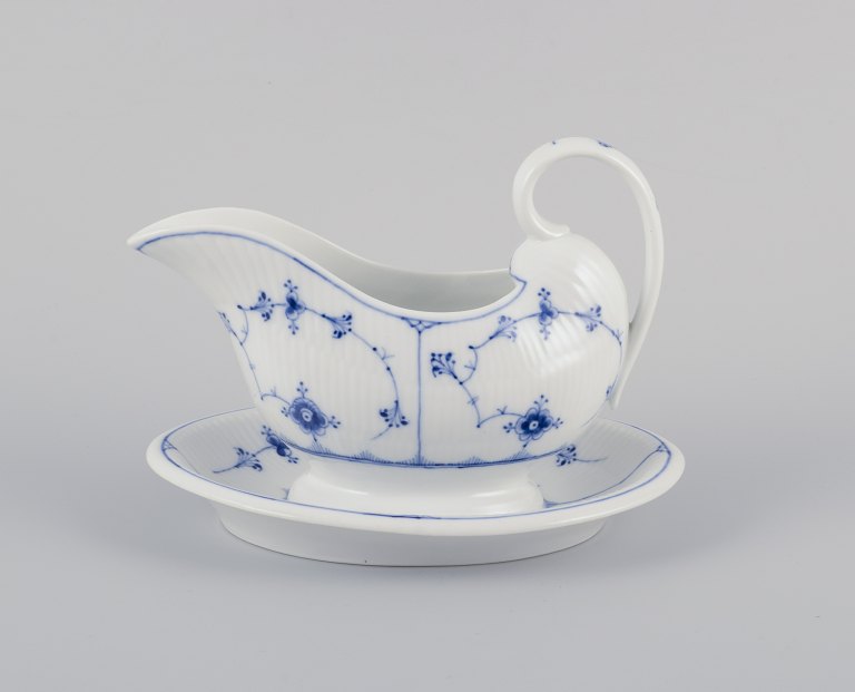 Royal Copenhagen Blue Fluted Plain.
Antique gravy boat.