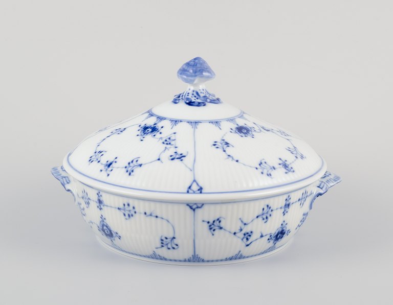 Royal Copenhagen Blue Fluted Plain.
Round lid tureen. Top in the shape of a mushroom.