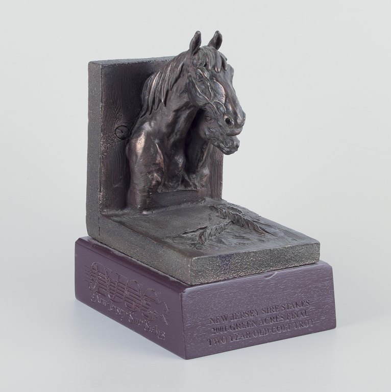 Jeanne Patricia Rynhart (1946–2020), Irish sculptor.
Bronze bookend on wooden base.