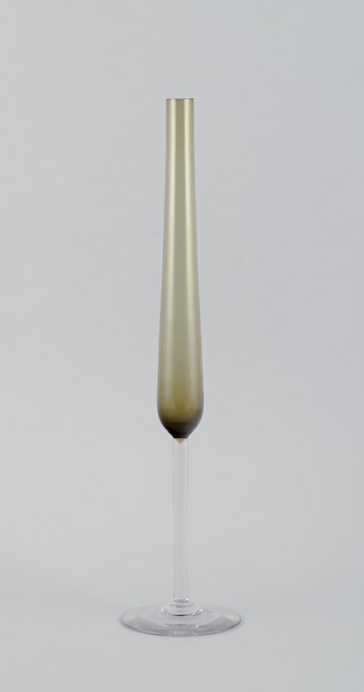 Bengt Orup (1916-1996), Swedish glass artist, for Johansfors, Sweden.
‘Tulip vase’ on foot. Tall and slender.