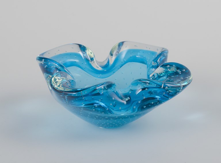 Archimede Seguso for Murano, Italy.
Bowl in azure blue art glass with clear rim.