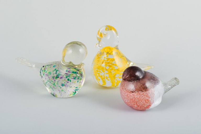 Artglass Team, Finland, three bird figures in art glass.