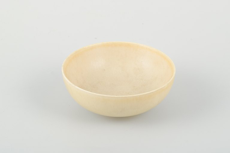 Per Linnemann-Schmidt (1912–1999) for Palshus, Denmark.
Ceramic bowl in cream-colored "hare