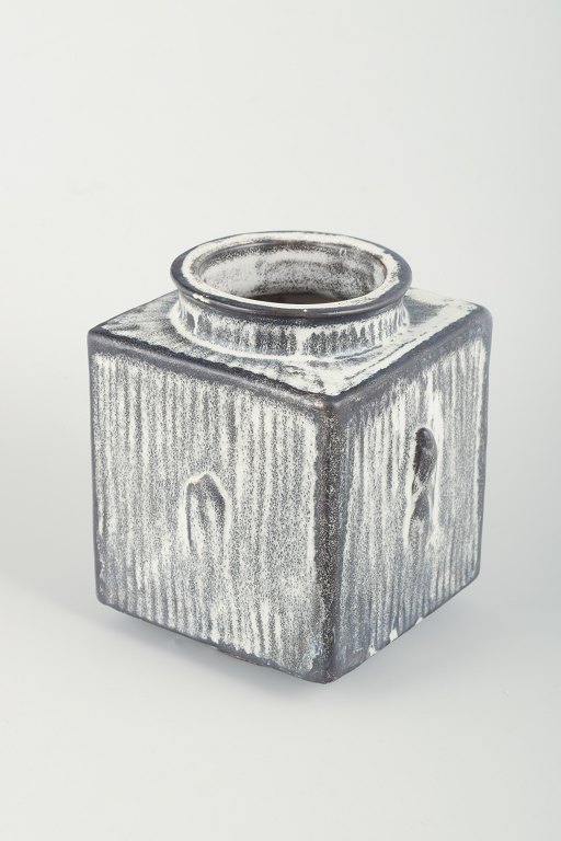 Svend Hammershøi (1873–1948) for Kähler
Square vase in glazed ceramic.