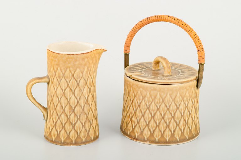 Jens H. Quistgaard (1919–2008) for Bing & Grøndahl / Nissen Kronjyden
Relief cream jug and sugar bowl.