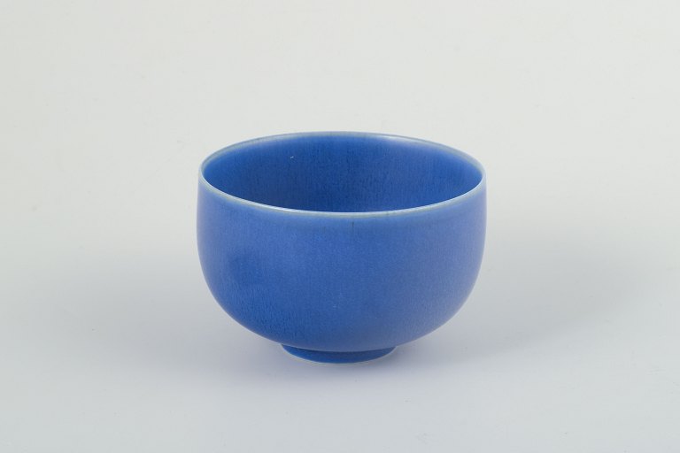 Per Linnemann-Schmidt / Palshus, Denmark
Stoneware bowl with a deep matte blue glaze.