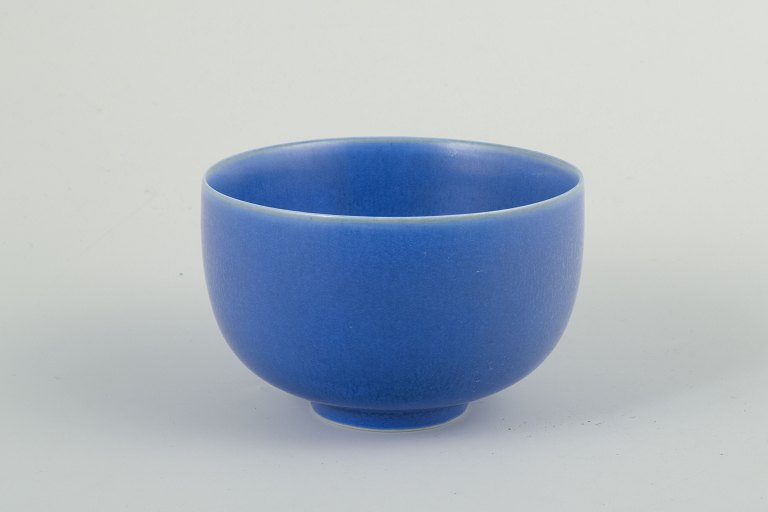 Per Linnemann-Schmidt / Palshus, Denmark
Stoneware bowl with a deep matte blue glaze.