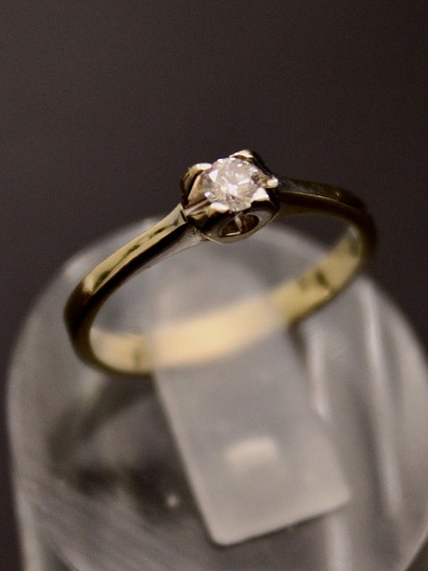 18 carat white gold ring with diamond