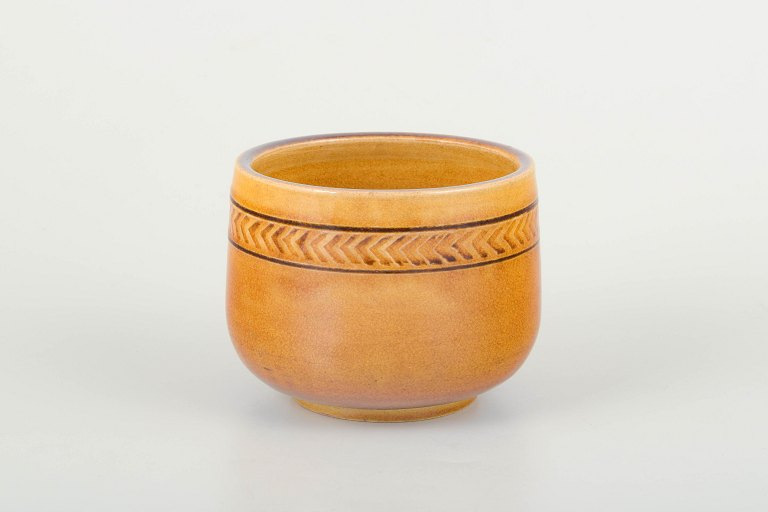 Kähler, Denmark – Nils Kähler
Small bowl in uranium glaze with impressed zigzag decoration.