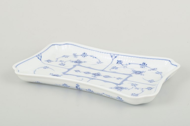 Royal Copenhagen
Rectangular tray in the “Musselmalet Riflet” pattern.