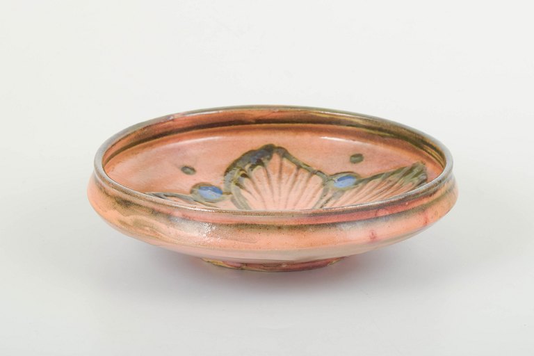 Kähler, Denmark
Small dish/bowl in pink kohorn glaze.
