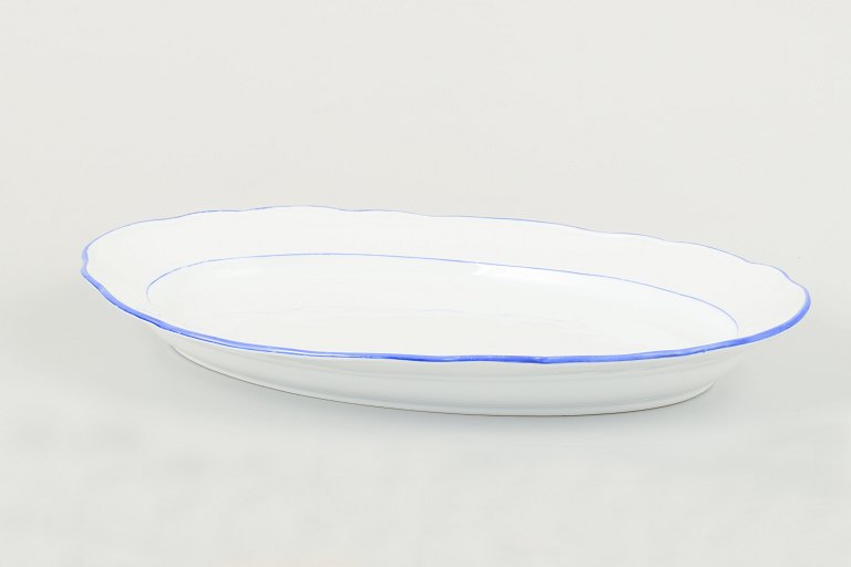 Meissen
Serving platter in white-glazed porcelain with scalloped rim and blue trim.
