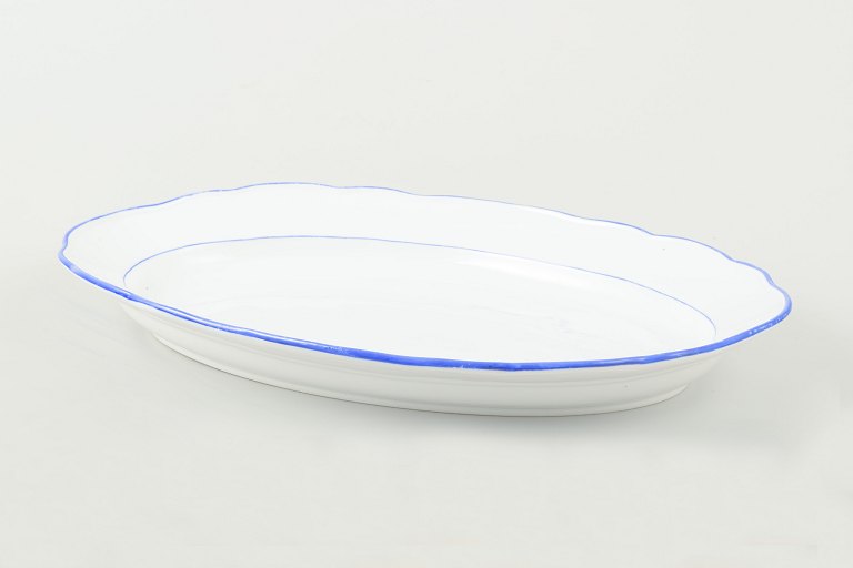 Meissen
Serving platter in white-glazed porcelain with scalloped rim and blue trim.