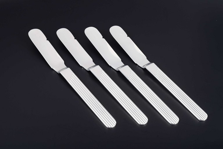 Nilsjohan
Set of 4 lunch knives in ribbed-line pattern.
Stainless steel.