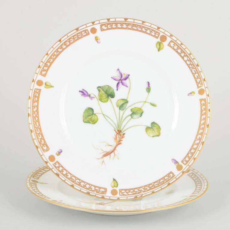 Bing & Grøndahl “Flora Danica” style.
2 lunch plates, 1920s.