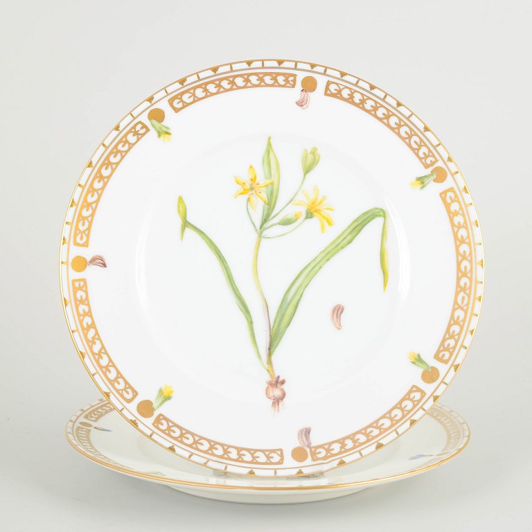 Bing & Grøndahl “Flora Danica”
2 lunch plates, 1920s.