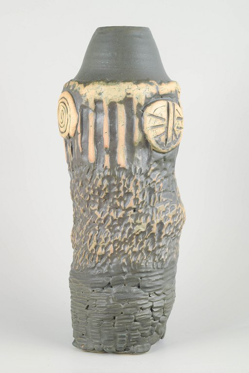 Bernard Rooke
Brutalist unique ceramic vase, 1960s/70s.