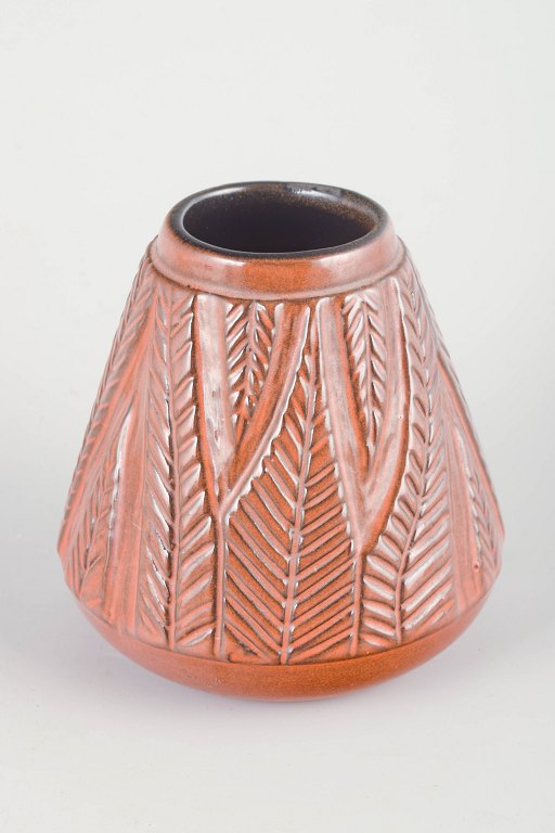 Mari Simmulson for Upsala Ekeby
Vase, 1960s.