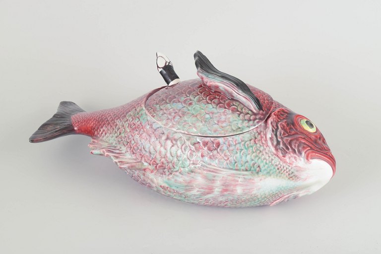 Portugal
Large hand-painted fish tureen.