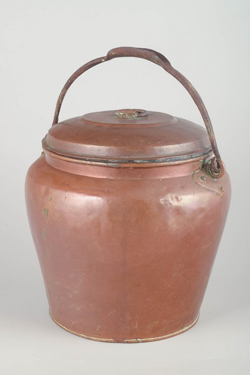Danish maternity pail, 19th century.
Copper maternity pail with lid and curved handle.