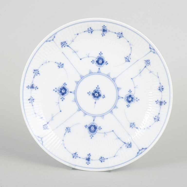 Royal CopenhagenBlue Fluted Plain, model 1/11.Dish, 1920s.