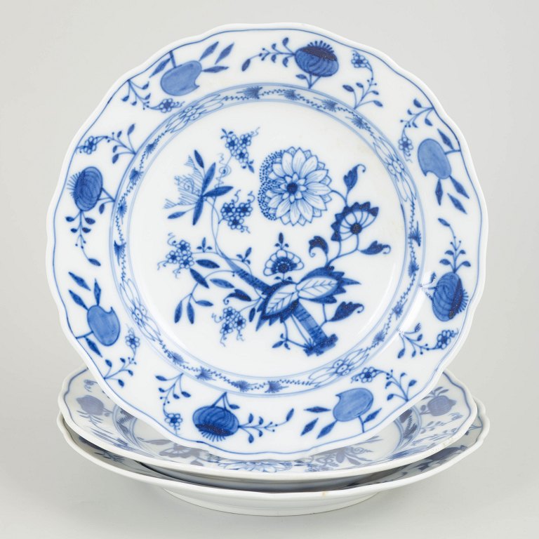 Meissen, Blue Onion dinner plates, set of 3.