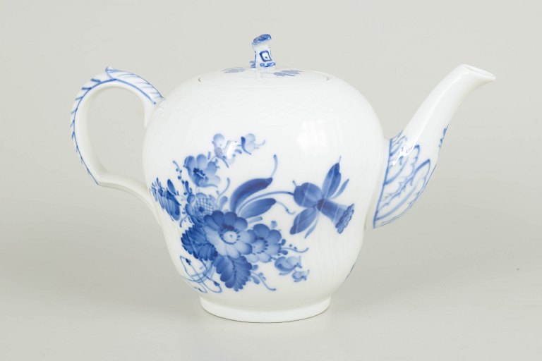 Royal Copenhagen, Blue Flower Curved teapot.