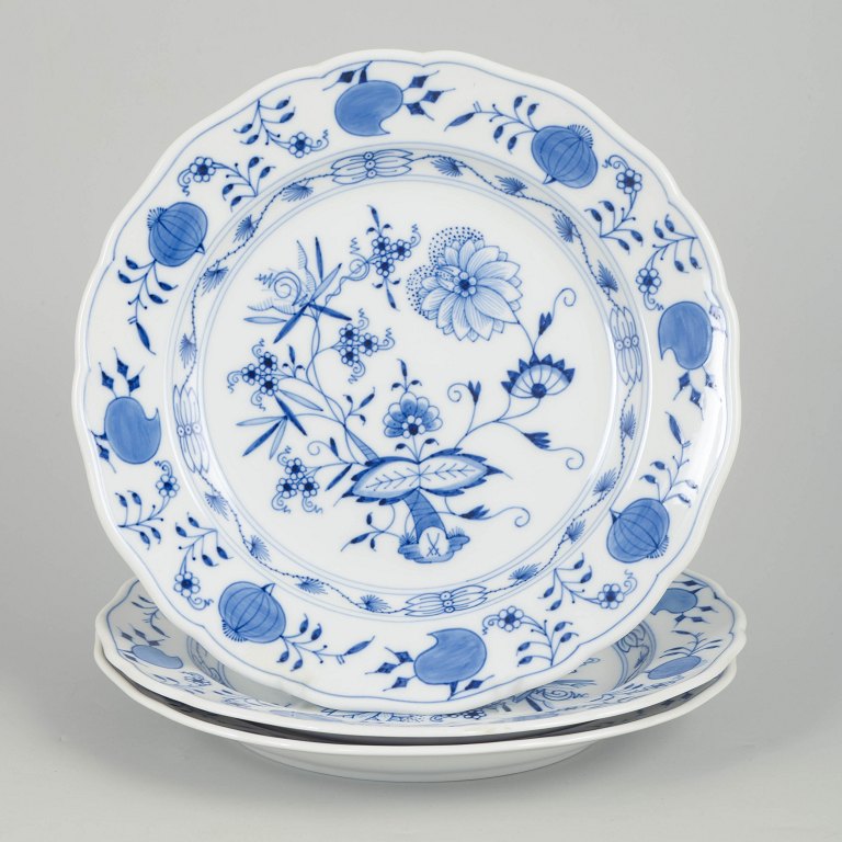 Meissen Blue Onion, set of three dinner plates.