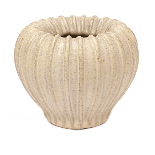 Ripped stoneware vase 3 by Arne Bang. Signed. H: 11cm. D: 14cm