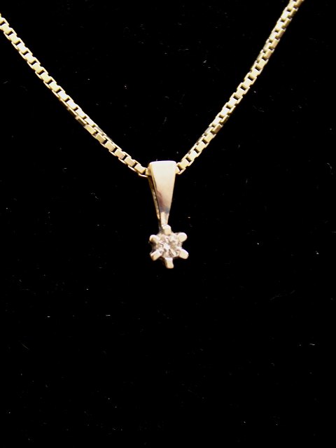 18 carat white gold pendant with diamond