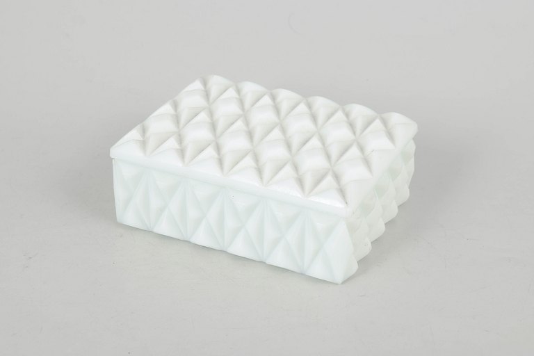 Italian opaline glass, box from the 1940s.