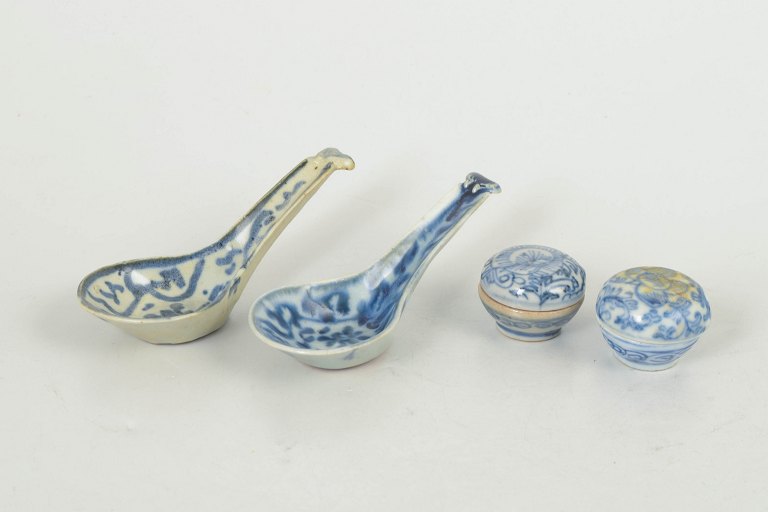 Two spoons and two miniature lidded bowls, Qing dynasty.