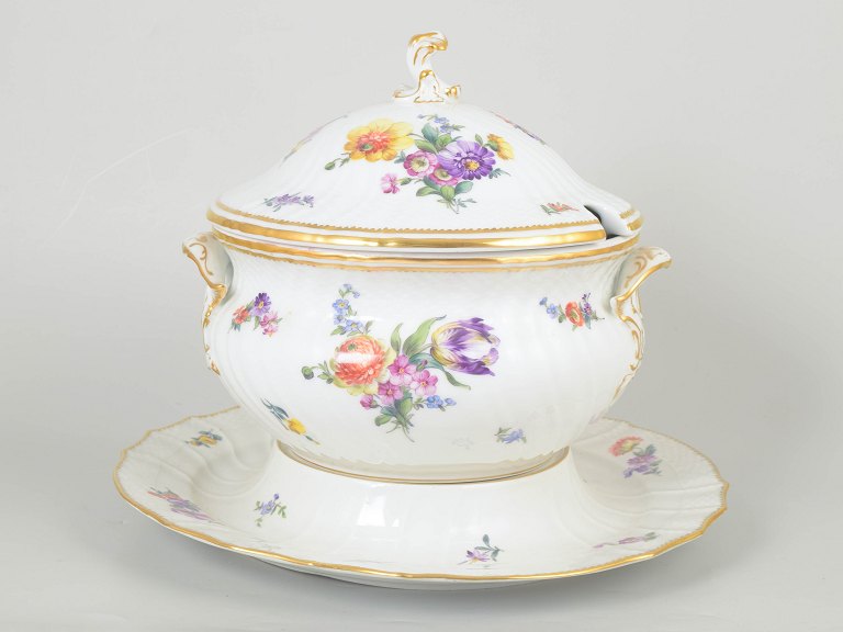 Royal Copenhagen Saxon flower, large tureen with stand.