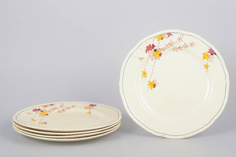 Alfred Meakin, set of five Rusette dinner plates.