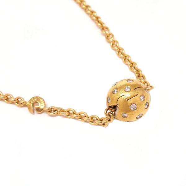 Ole Lynggaard, Copenhagen, 18kt gold clasp with 28 diamonds and Ole Lynggaard, Copenhagen, 14kt gold necklace. Clasp D: 10mm. Necklace L: 81cm