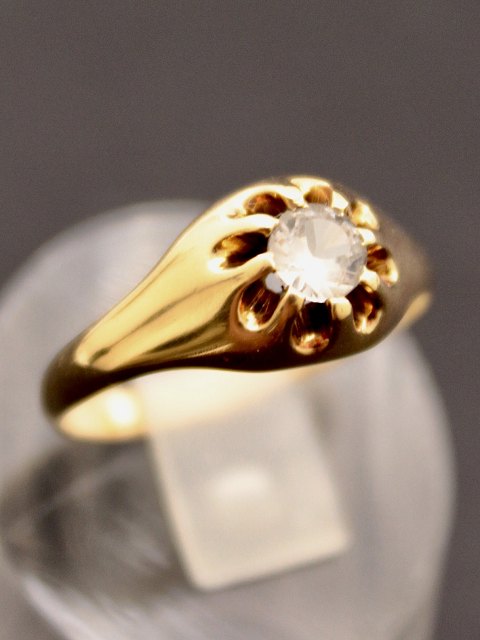 14 carat gold ring with zircon