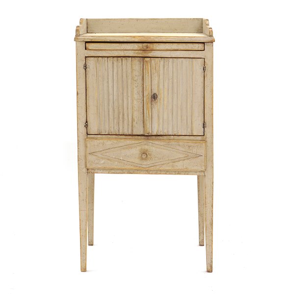 Gustavian bedside cabinet with pull-out slide. Sweden circa 1800. H: 79cm. W: 42cm. D: 32cm