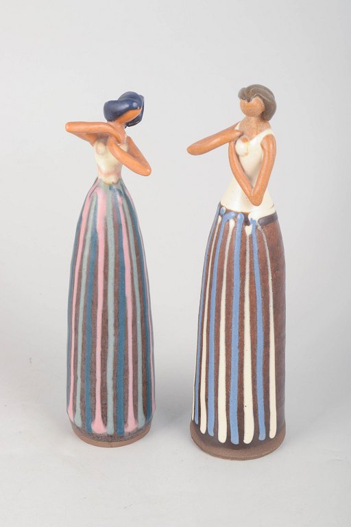 Two figures by Cay Cedergren.