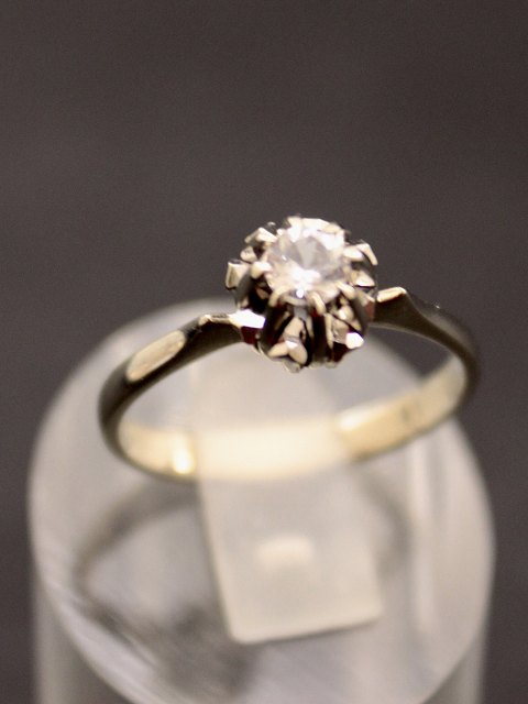 18 carat white gold ring