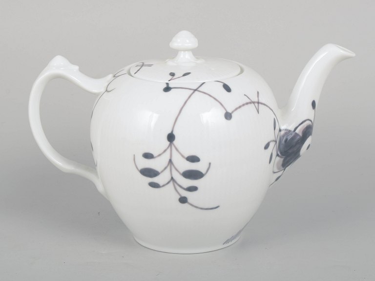 Royal Copenhagen, “Mega Mussel” teapot.