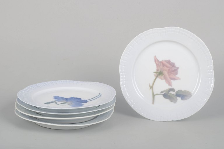 Royal Copenhagen Art Nouveau, set of five plates with floral motifs.
